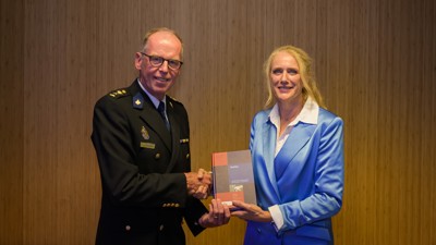 Leonard Kok and Nicolien Kop with the updated Handboek Politie