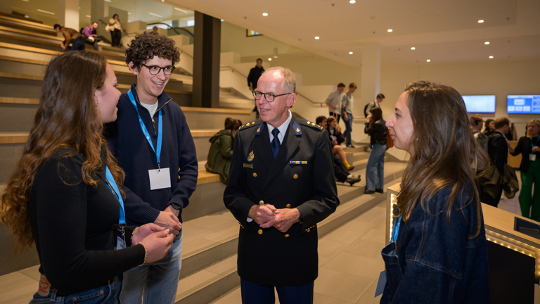 Leonard Kok talks to students about the updated Handboek Politie