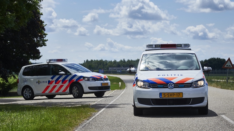 Politieacademie studierichting Auto specialistisch - twee politiewagens op landelijke weg