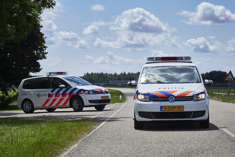Politieacademie studierichting Auto specialistisch - Twee politiewagens op landelijke weg