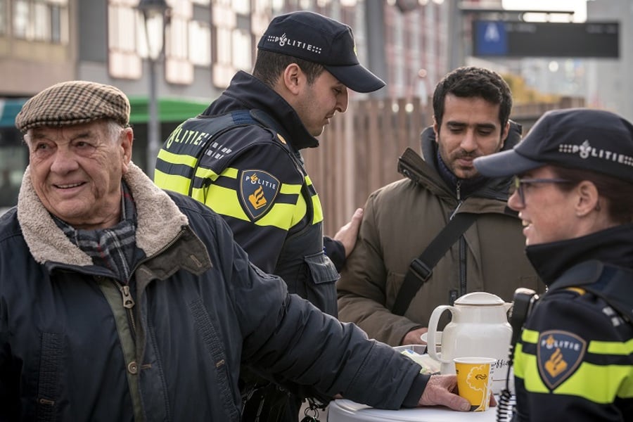 Kenniscentra - twee agenten in gesprek met twee burgers