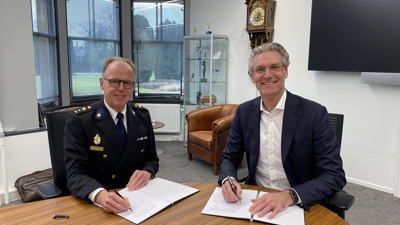 Directeur Politieacademie Leonard Kok en Lid College van Bestuur NHL Stenden Hogeschool Marc Otto ondertekenen een nieuw samenwerkingscontract