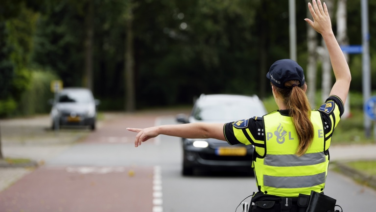 Politieacademie studierichting Verkeer - Politieagente geeft verkeersaanwijzingen