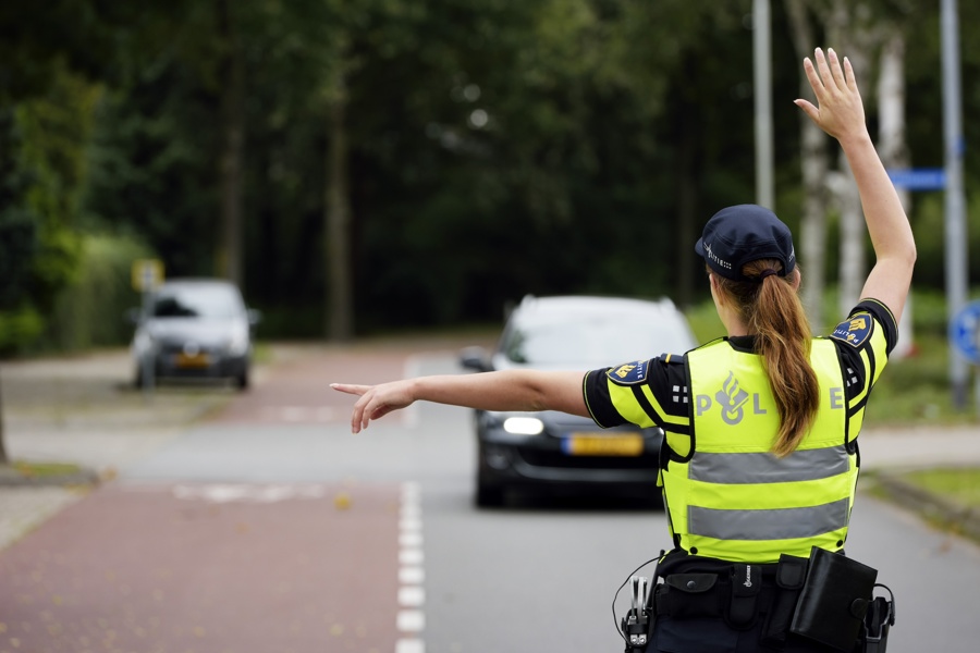 Politieacademie studierichting Verkeer - Politieagente begeleidt verkeer