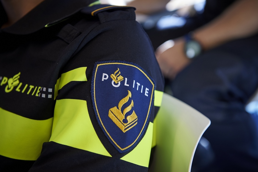 Solliciteren bij de Politieacademie - embleem van de politie op een uniform met aspirantenstreep