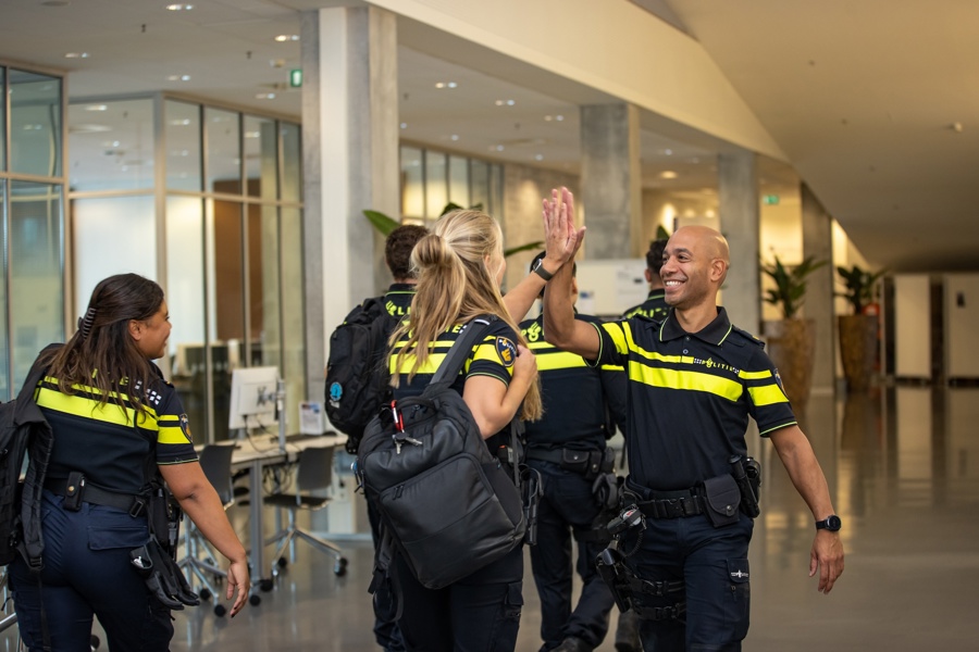 Student geeft docent een high five