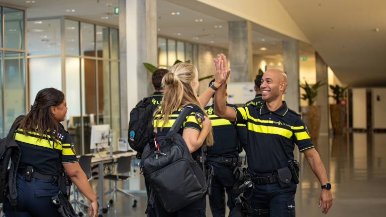 Politieacademie -student geeft docent een high five