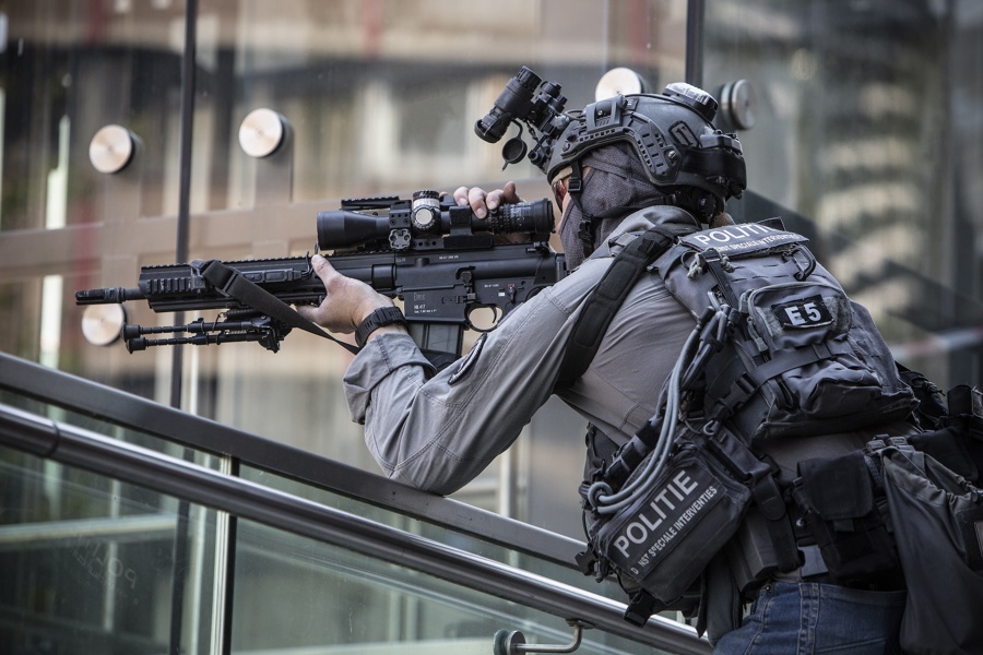 Politieacademie studierichting Contraterrorisme, extremisme en radicalisering - agent kijkt door loop van zijn wapen