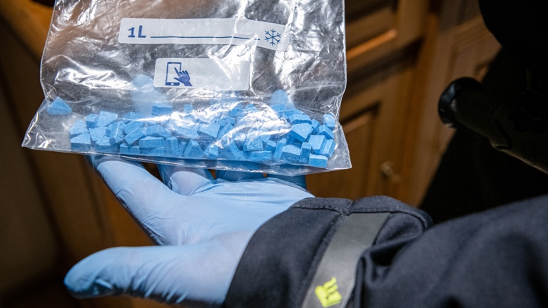 Politieacademie studierichting Drugs en wapens - zakje met blauwe pillen