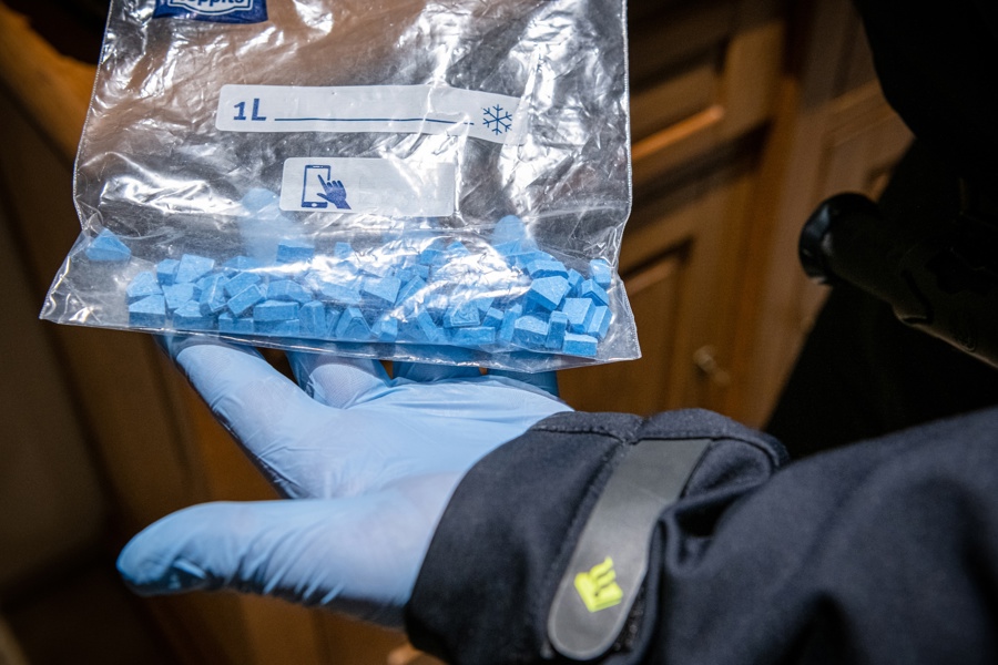 Politieacademie studierichting Drugs en wapens - Zakje met blauwe pillen