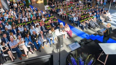 Opening Politieonderwijsjaar 2023 van bovenaf in het atrium op de Politieacademie in Apeldoorn