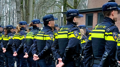 Rijen studenten met hun handen op de rug