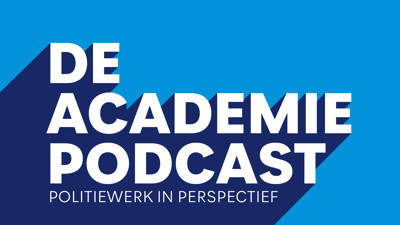 Afbeelding met het logo van de Academie Podcast