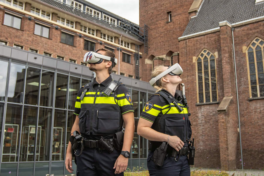 Twee agenten met VR-bril op voor de Concernlocatie in Apeldoorn