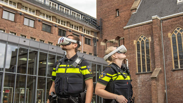 Politieacademie studierichting Mentale Kracht - Twee agenten met VR-bril op