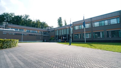 Buitenkant van de Politieacademie in Apeldoorn aan de Seminarielaan