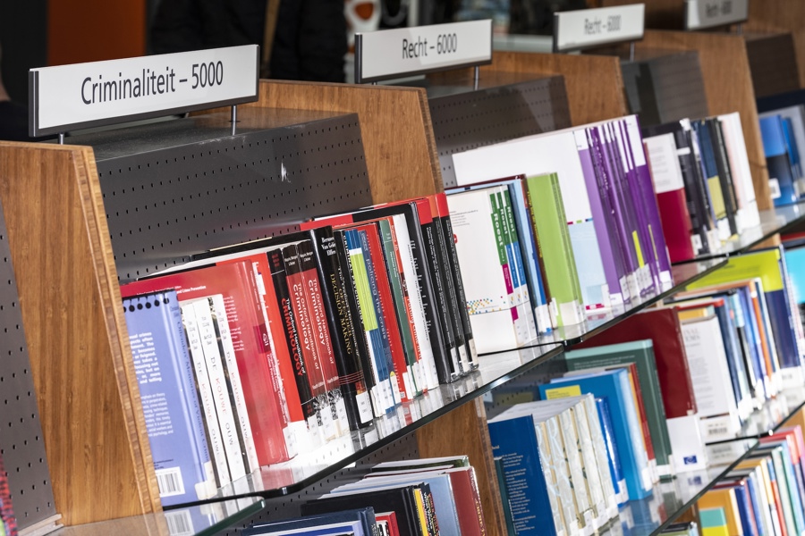 Publicaties Politieacademie - Boekenplank met boeken over criminaliteit