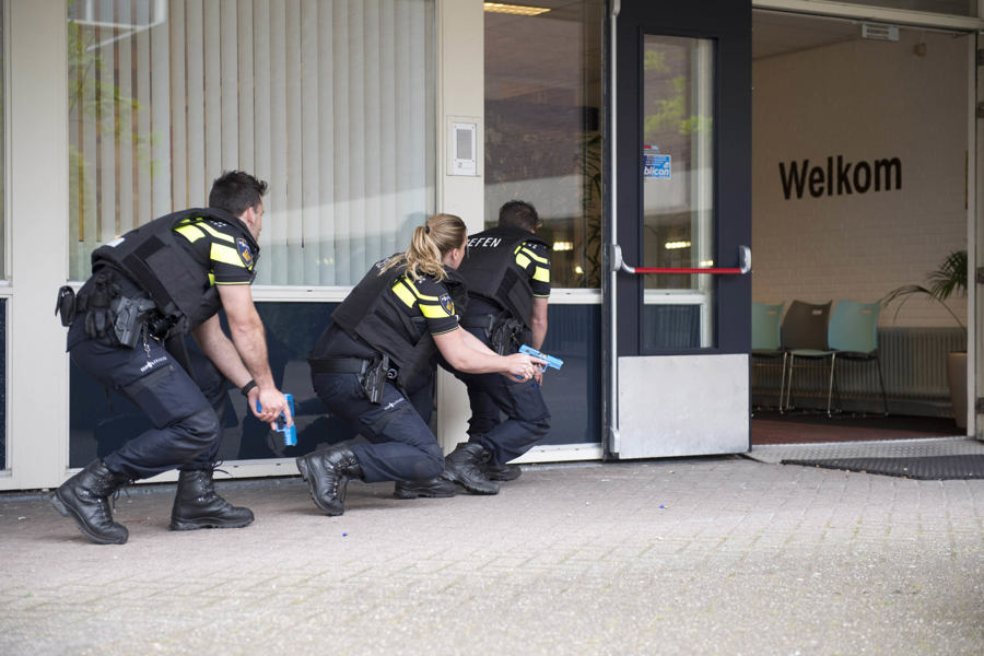 Studenten met oefenpistool sluipen ruimte binnen