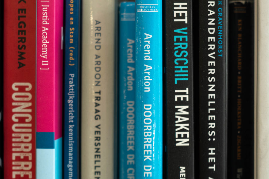 Kennis in de Politieacademie - een rij met boeken