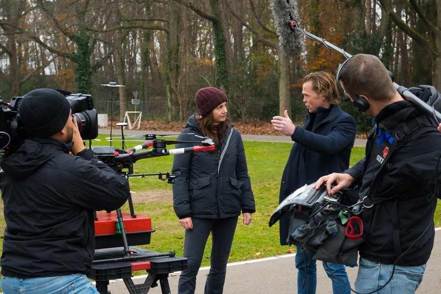 Politieacademie Lectoren en onderzoekers - cameraman en geluidsman nemen gesprek tussen docent en student Politieacademie op