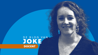 Portret van docent Joke met blauwe achtergrond. Tekst: De blog van Joke