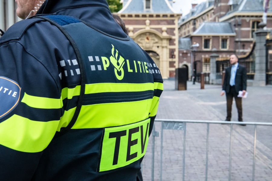 Politieacademie studierichting Explosieven - agent TEV staat bij Binnenhof Den Haag