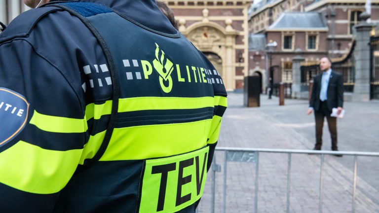 Politieacademie studierichting Explosieven - Agent TEV in uniform bij Binnenhof Den Haag