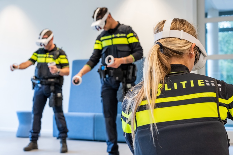 Studenten Politieacademie oefenen met VR-bril