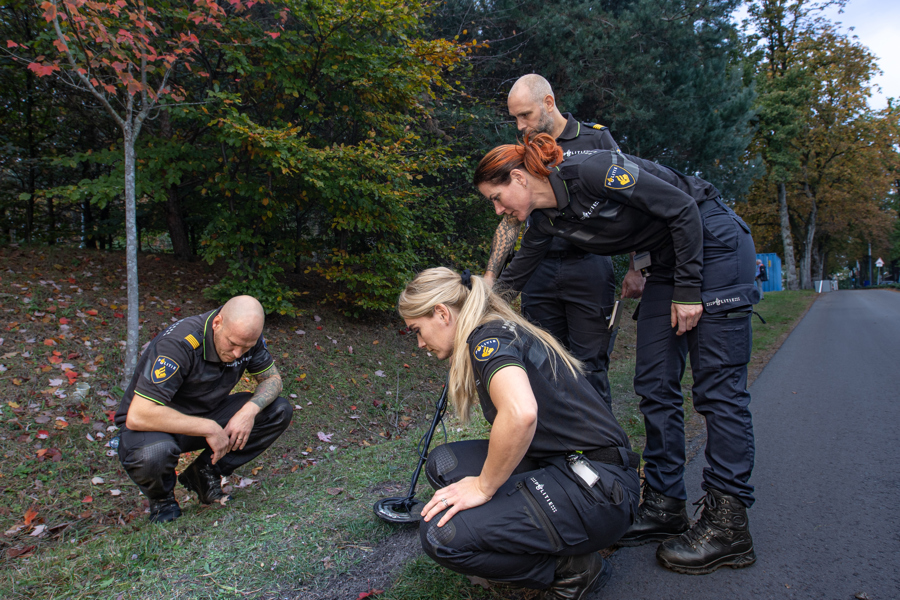 Studenten doen sporenonderzoek in het gras