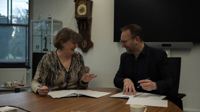 Kathelijne van Kammen (Deputy Director of the Netherlands Police Academy) and Martijn Braber (Director of Saxion Parttime School) sign a cooperation agreement