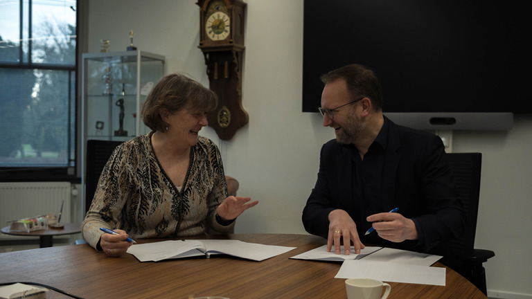 Kathelijne van Kammen (plaatsvervangend directeur Politieacademie) en Martijn Braber (directeur Saxion Parttime School) tekenen een samenwerkingsovereenkomst 