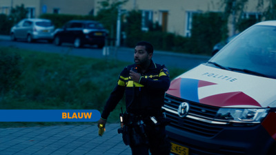 Politieagent Joey in de docuserie Blauw moet zijn stroomstootwapen inzetten bij een melding.