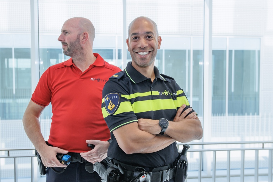 Politieacademie studierichting Docent - twee docenten poseren voor camera