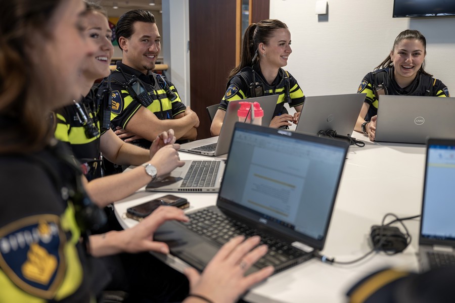 Handige links Politieacademie - studenten in uniform achter laptop