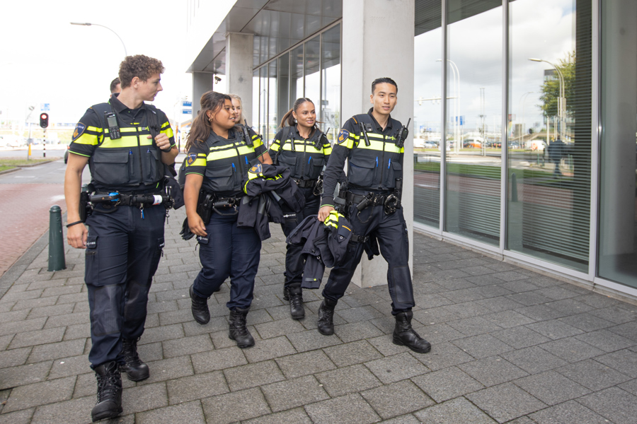 Toelating en vrijstelling Politieacademie - Groepje studenten in uniform loopt op voetpad