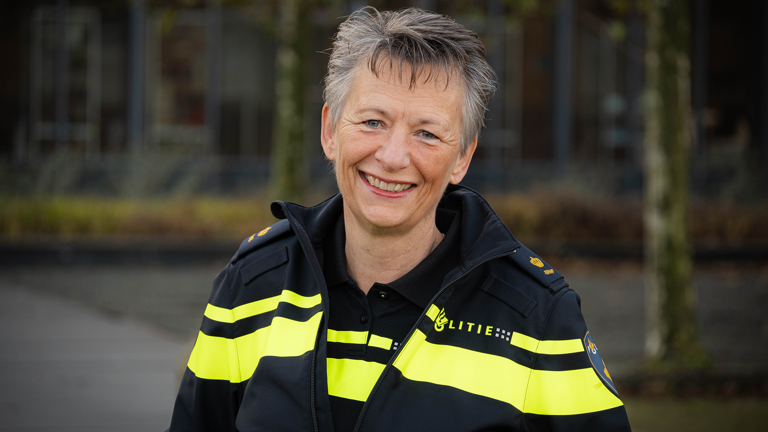 Lachende Sandra Kompier in uniform, nieuwe directeur School voor Politieleiderschap