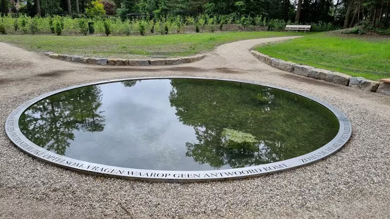 De Spiegelvijver is een monument van de politie op het terrein van de Politieacademie.