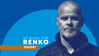 De blog van docent Renko, portret met blauwe achtergrond