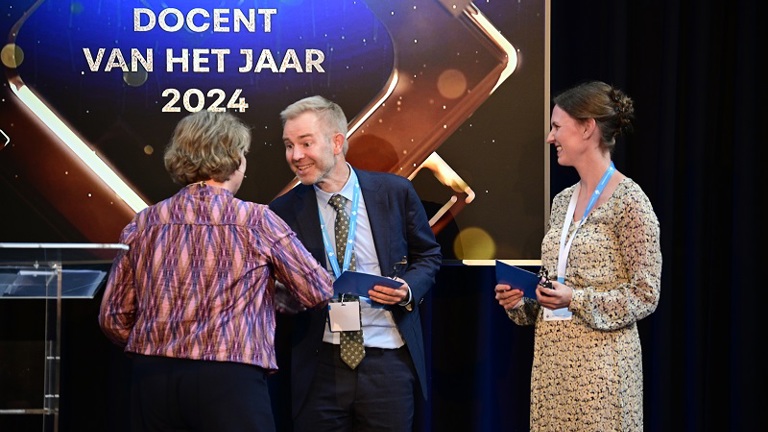 Docent Martijn van Beek en operationeel specialist Karlijn Martens krijgen de prijs voor duo-docent van het jaar 2024