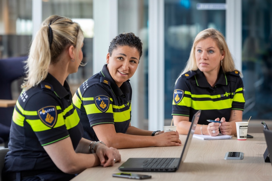 Keuzehulp Politieacademie - drie vrouwelijke studenten van de Politieacademie zitten aan een tafel