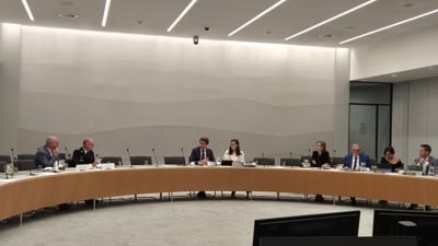 Een rondetafelgesprek in de Tweede Kamer met onder andere Leonard Kok, directeur van de Politieacademie.