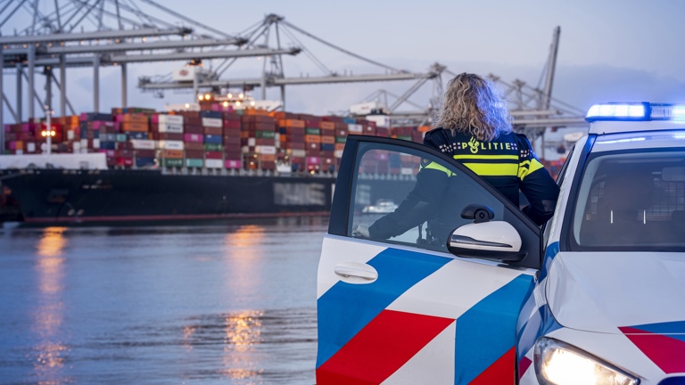 Politieacademie studierichting Auto basis - agente met politiewagen bij haven