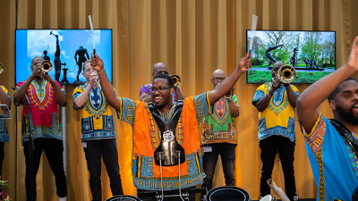 Fanfareband speelt enthousiast tijdens de Keti Koti viering op de Politieacademie