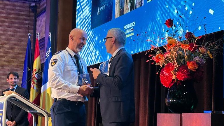 Bas Böing krijgt de Europol Award for Excellence uit handen van Stefan Sinteus, chef van de politie in Malmö (Zweden)