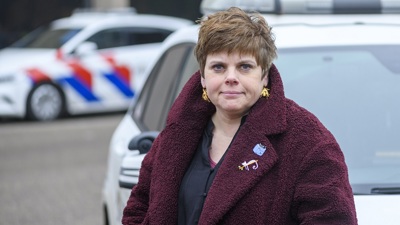 Lector Janine Janssen bij politieauto's