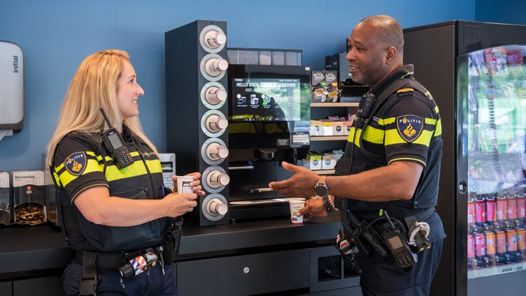 Politieacademie studierichting Operationeel leiderschap - twee studenten in gesprek bij koffieautomaat