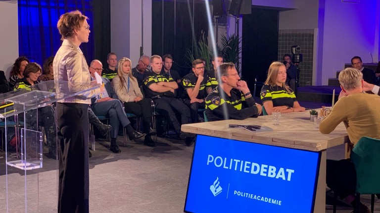 Politiedebat in de congreszaal op de Politieacademie in Apeldoorn