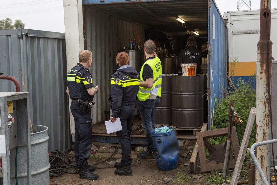 Politieacademie studierichting Milieucriminaliteit - agenten staan bij zeecontainer en kijken naar inhoud