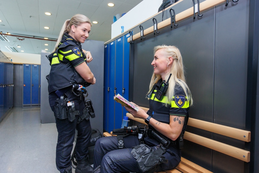 Twee vrouwelijke studenten in uniform in gesprek