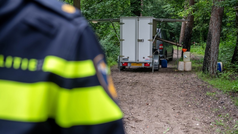 Politieacademie studierichting Milieu - agent kijkt naar aanhangwagen in bos